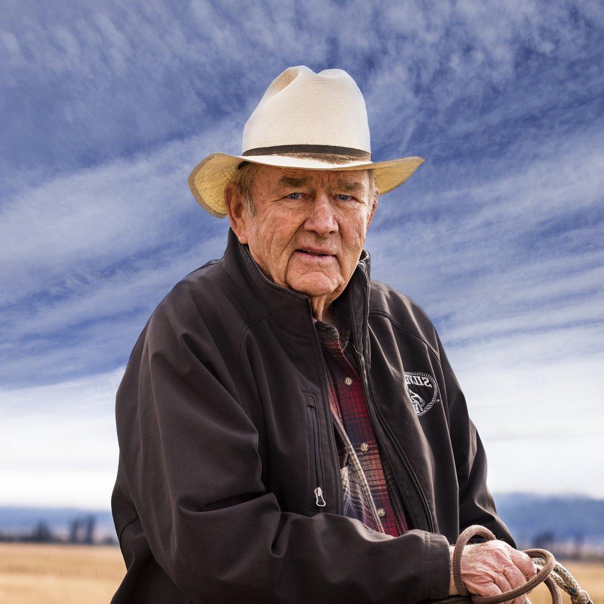 哈利L. 贝蒂斯坐在他位于爱达荷州南部的养牛场的马背上.